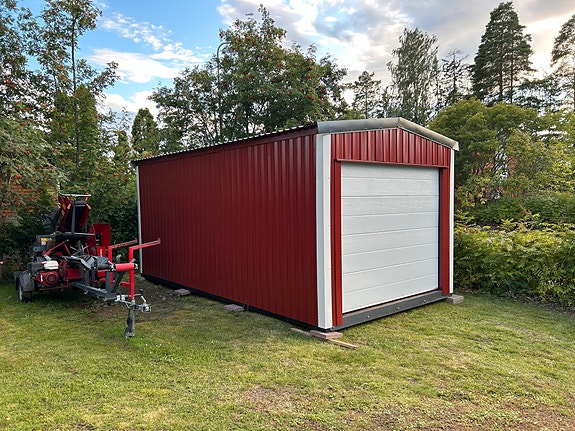 Siirrettävä autotalli / varasto