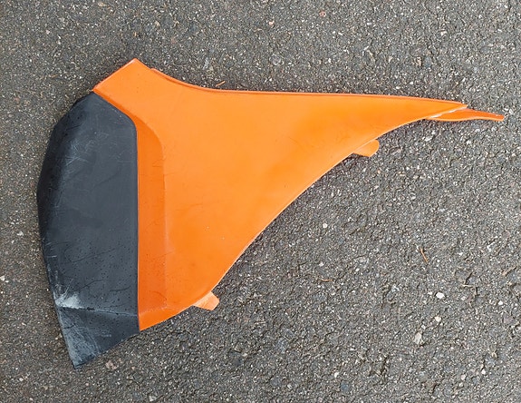 KTM 125 EXC vasen takakate