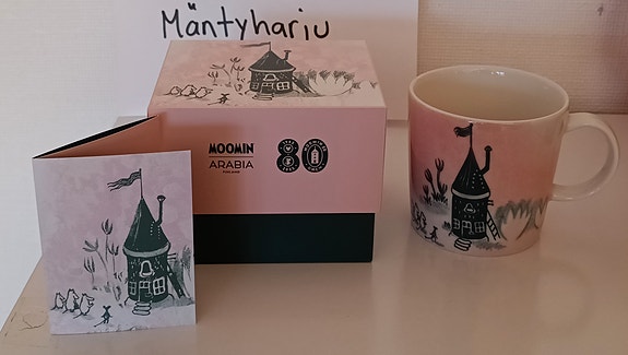 Arabia Koti 2025 80v. (nro. 2785) muumimuki + lahjalaatikko