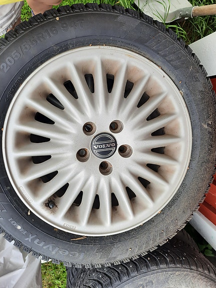 Volvon alumiinivanteet nastarenkailla