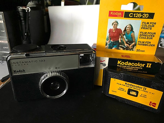 Kodak Instamatic 133 kamera, valottamaton filmikasetti.