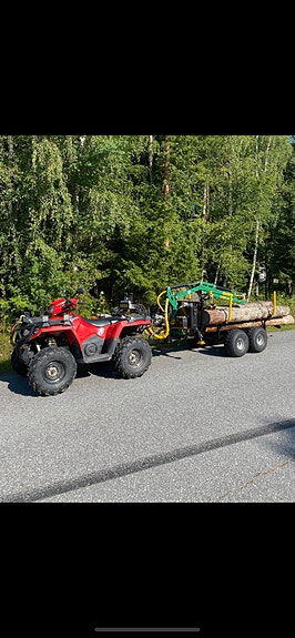 Polaris Sportsman 570 ja metsäkärry