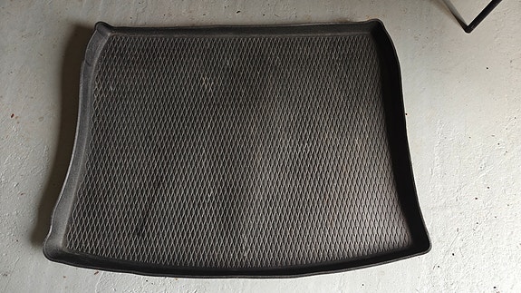 Audi A3 2008 sportback tavaratilan suoja.