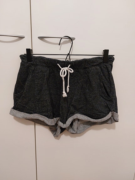 H&M, college shortsit