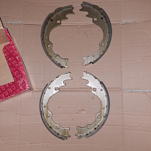 Takajarrukengät Mazda E pakettiautot
