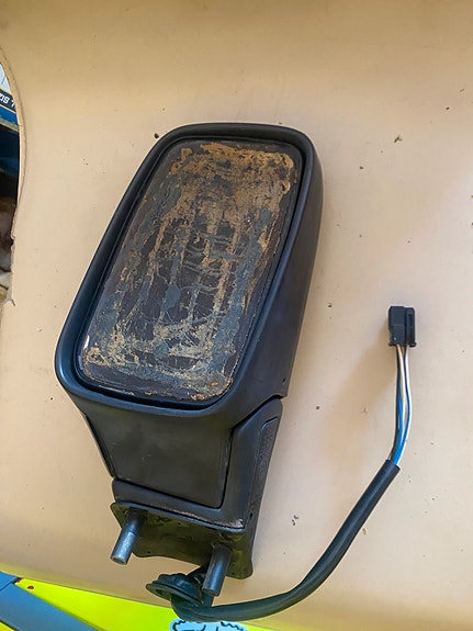 Volvo 850 sivupeili mustalla taustalla