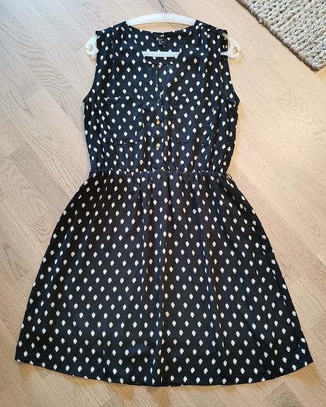 H&M Mekko Koko M (38) , Musta / tai hyvin tumman sininen, valkoiset kuviot