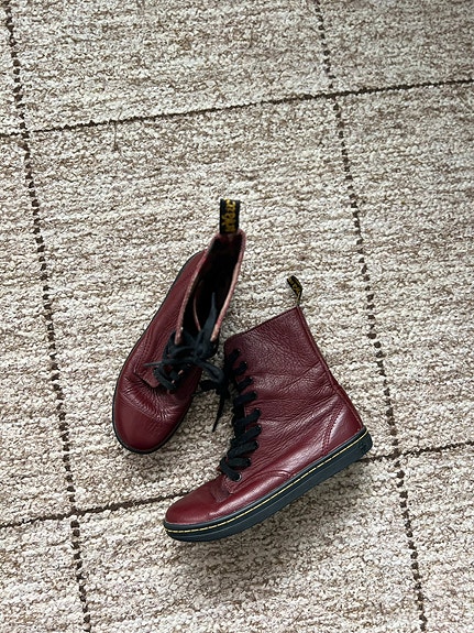 Tummanpunaiset Dr. Martens maiharit 37