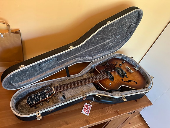 Godin 5th Avenue P90 mikeillä ja kotelo