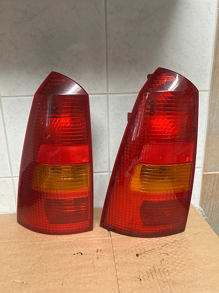 Ford Focus farmarin Vasemmanpuolen takavaloja 2kpl