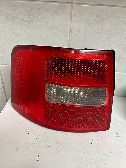 Audi A6 C5 farmarin vasen takavalo