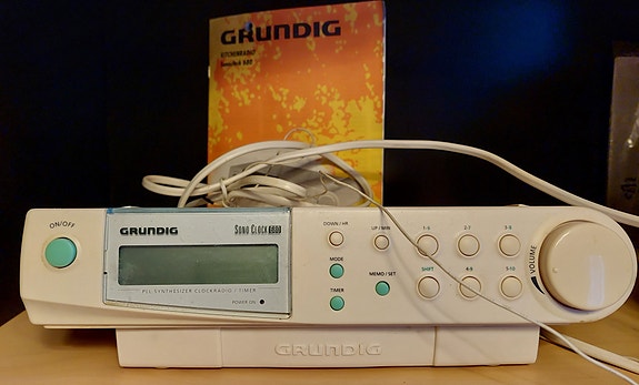 Grundig kelloradio ja kiinnitysteline