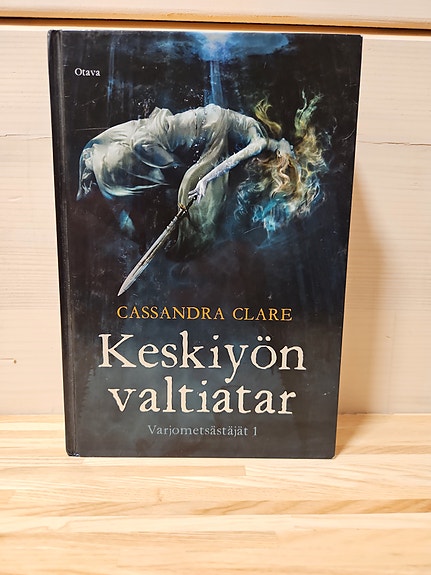 Keskiyön valtiatar, Cassandra Clare