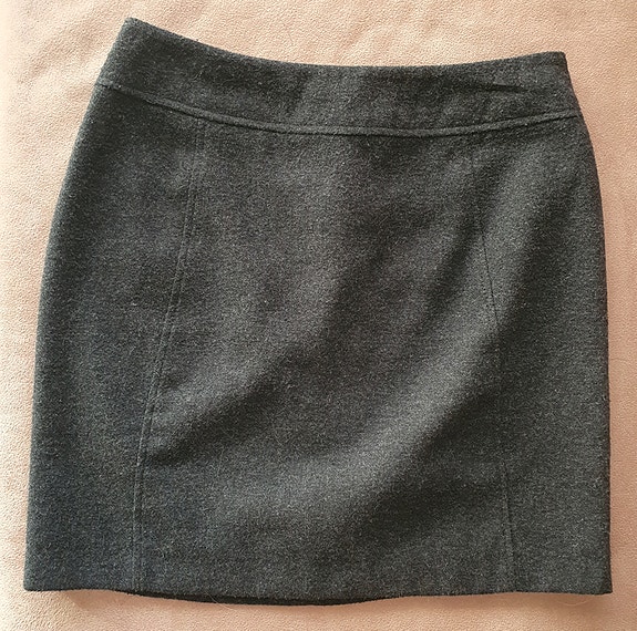 Tummanharmaa hame 34 (kangas sisältää villaa)