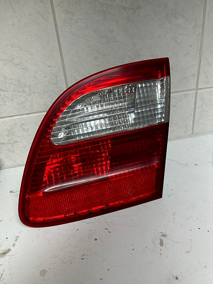 Mercedes-Benz E S211 takaluukun valo