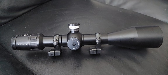 Zeiss 6-24x56 Diavari T*, korotornit ja mildot ristikko valolla