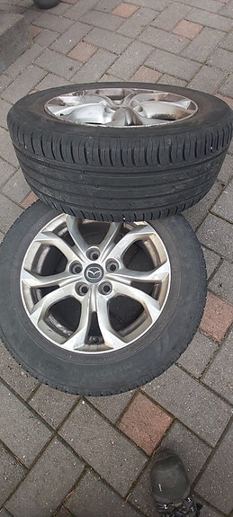 Mazdan CX-3 originaali aluvanteilla 215/60 R 16 Kesärengas