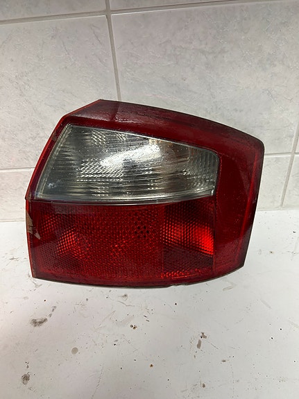 Audi A4 B6 sedan oikeanpuolen takavalo