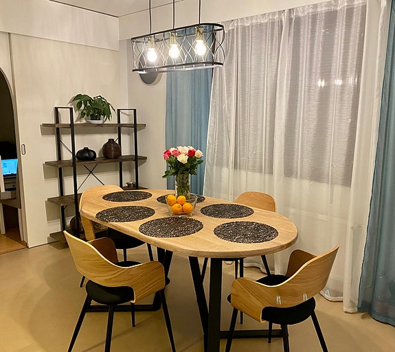 Ruokapöytä – massiivipuuta, käsintehty
