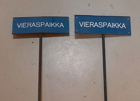 Autopaikan vieraspaikka -kyltti