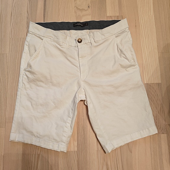 Valkoiset shortsit