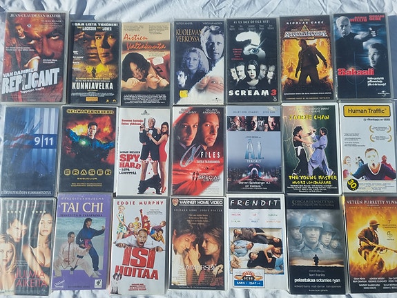 VHS Tarjouslaatikko 28. (Sis. 21 elokuvaa)