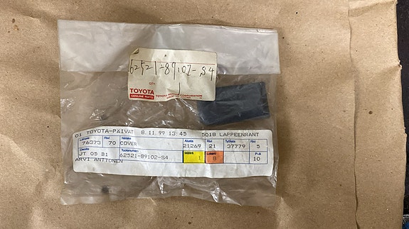 Toyota takaikkunan aukaisuvivun suojakuori 62521-89102-S4