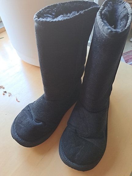 Ugg-tyyliset mustat kengät