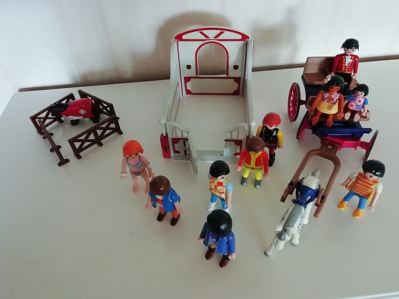 Lego laatikko ja playmobil lelut