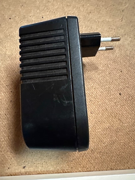 Vanson ac/dc adapteri 230v->12v 1A