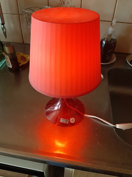 Punainen muovinen lamppu