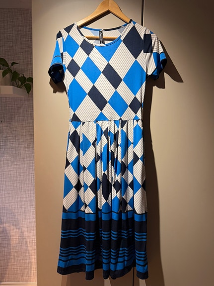 Joustava trikoo mekko