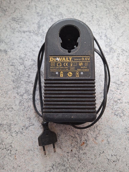 DeWalt-akkuporakoneen akun laturi 9.6V
