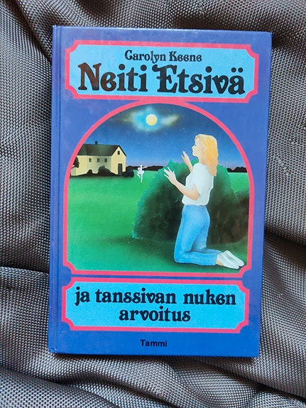 Carolyn Keene : Neiti Etsivä ja tanssivan nuken arvoitus