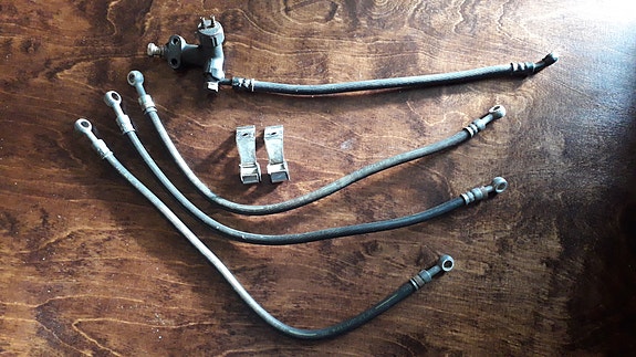 Honda CB750K Four etujarruletkut ja muut osat.
