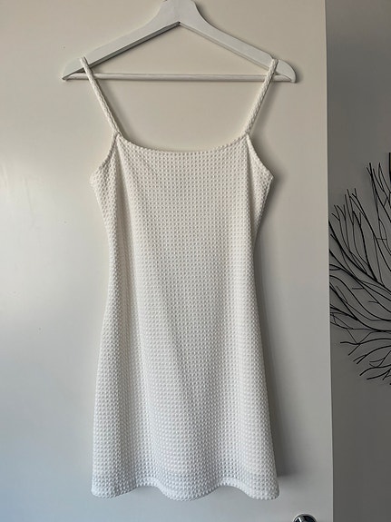 Valkoinen mekko