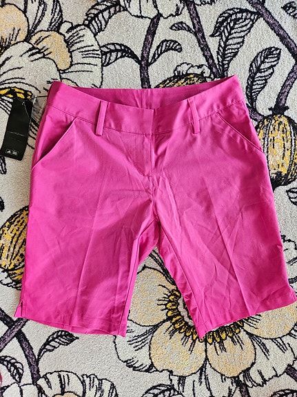 Uudet Adidas golf shortsit S