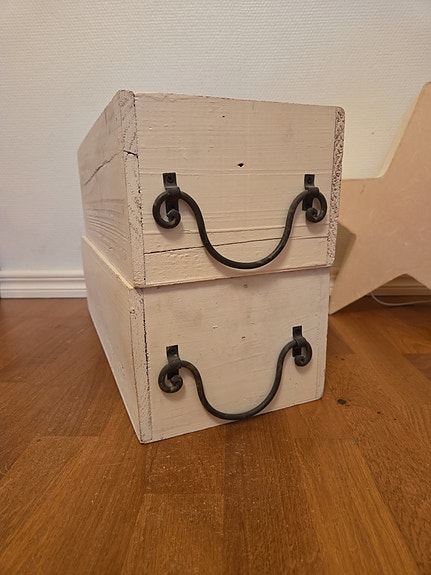 Maalaisromanttiset puiset laatikot