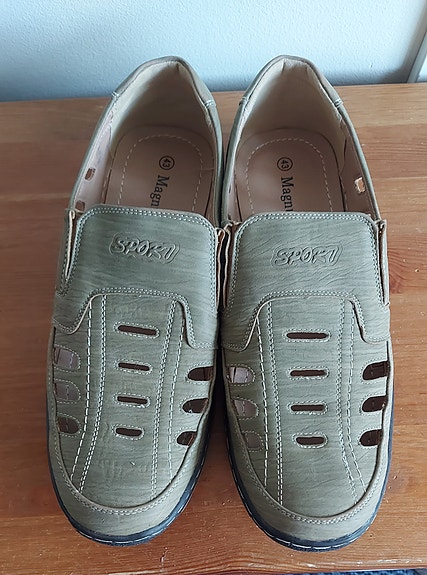 Kuvan miesten kevyet kesäkengät. Koko 43