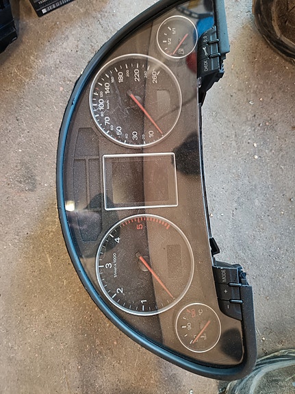 Audi A4 B6 Avant Quattro 2.5TDI mittaristo