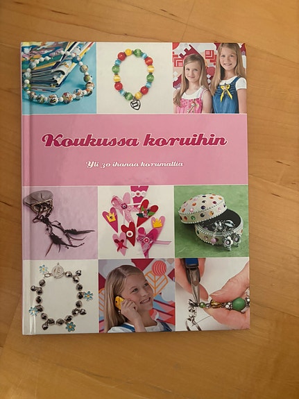 Koukussa koruihin- kirja