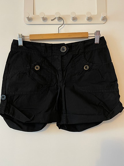 Mustat ja valkoiset shortsit koko 36