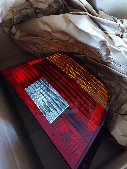 BMW E39 uusi OEM takavalo