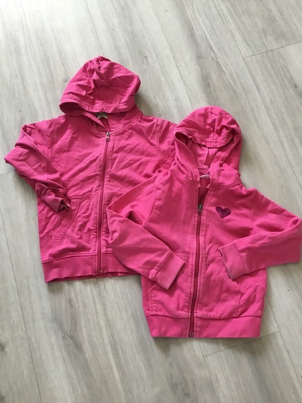 Kaksi pinkkiä hupparia