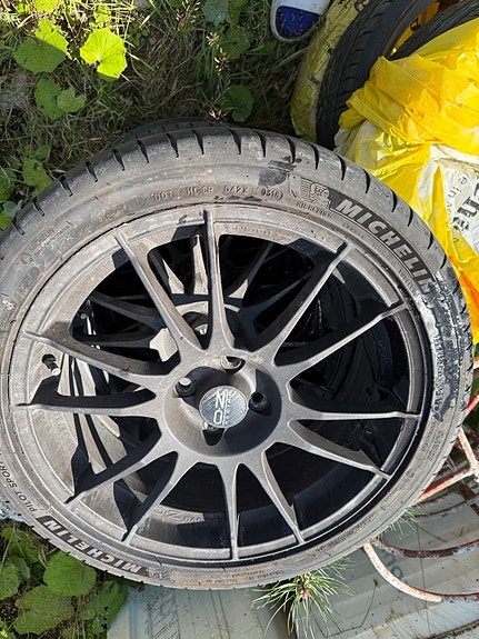 Oz racing ultraleggera vanteet kahdella kumisarjoilla