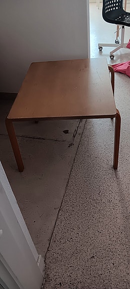 Vanha puinen pöytä