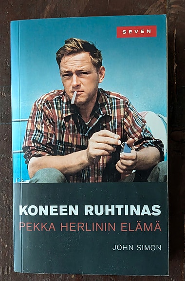 Koneen ruhtinas, Pekka Herlinin elämä, John Simon