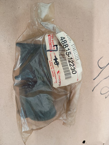 Toyota kallistuksenvakaajan ja korin välinen kumi 48815-12230