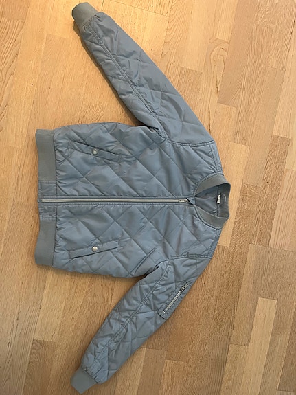 Tyttöjen siniharmaa, tikattu & pilottimallinen toppatakki koko 140cm