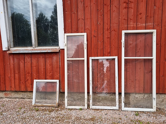 Vanhoja rintamamiestalon ikkunoita